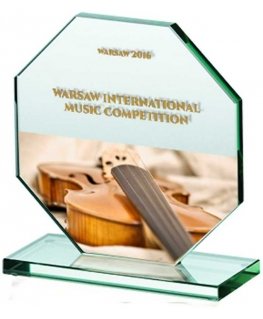 Detail Glass trophy with colorful LuxorJet print, engraved and filled with paint