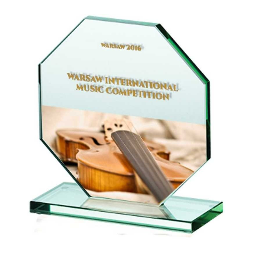 Detail Glass trophy with colorful LuxorJet print, engraved and filled with paint