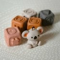 Woopie KŪDIKIO lavinamoji piramidė 2 viename, pojūčių kaladėlės, kramtukas su skaičiais Woopie KŪDIKIO lavinamoji piramidė 2 viename, pojūčių kaladėlės, kramtukas su skaičiais