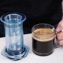 AeroPress – läpinäkyvä sininen kahvinkeitin