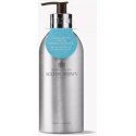 Molton Brown M.Brown Infinite Delicious Rhubarb & Rose Bath & Dušo želė, 400 ml Molton Brown M.Brown Infinite Delicious Rhubarb & Rose Bath & Dušo želė, 400 ml