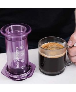 AeroPress – skaidrios violetinės spalvos kavos virimo aparatas