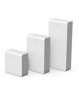 Akkumoduuli, jonka kapasiteetti on 6,9 kWh, LiFePO4-teknologia, IP66-luokitus, paino 68 kg, takuu 15 vuotta.