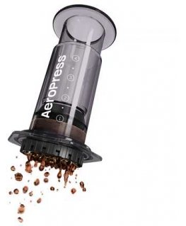 AeroPress – skaidrios rūkytos kavos aparatas