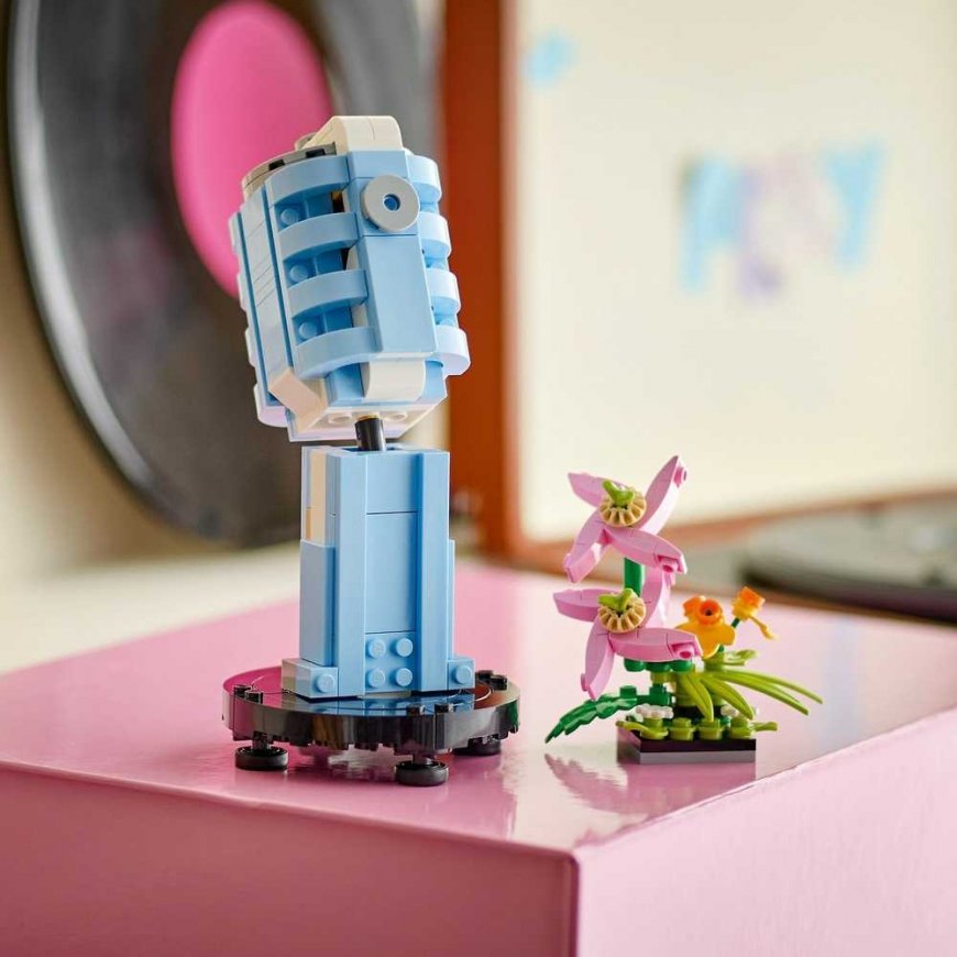 LEGO® Creator 3 in 1 Record Player with Flowers (31172) – 4