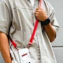 Dėklas Skinarma Scout universali virvelė telefonui raudonos spalvos Dėklas Skinarma Scout universali virvelė telefonui raudonos spalvos