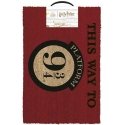 Ceļojumu pyramīda Harry Potter Šī ceļa uz Platformu 9 3/4 durvju paklājiņš | 60x40cm Ceļojumu pyramīda Harry Potter Šī ceļa uz Platformu 9 3/4 durvju paklājiņš | 60x40cm