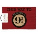Ceļojumu pyramīda Harry Potter Šī ceļa uz Platformu 9 3/4 durvju paklājiņš | 60x40cm Ceļojumu pyramīda Harry Potter Šī ceļa uz Platformu 9 3/4 durvju paklājiņš | 60x40cm