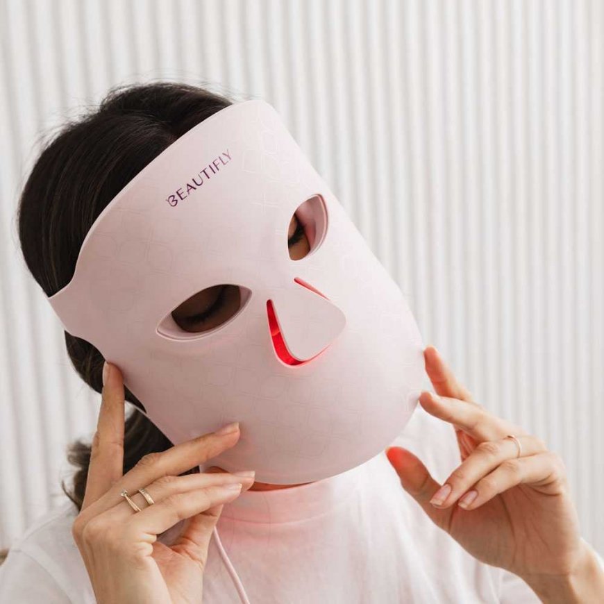 The Beautifly Aura Glam PRO LED mask awaited photon therapy. – 3