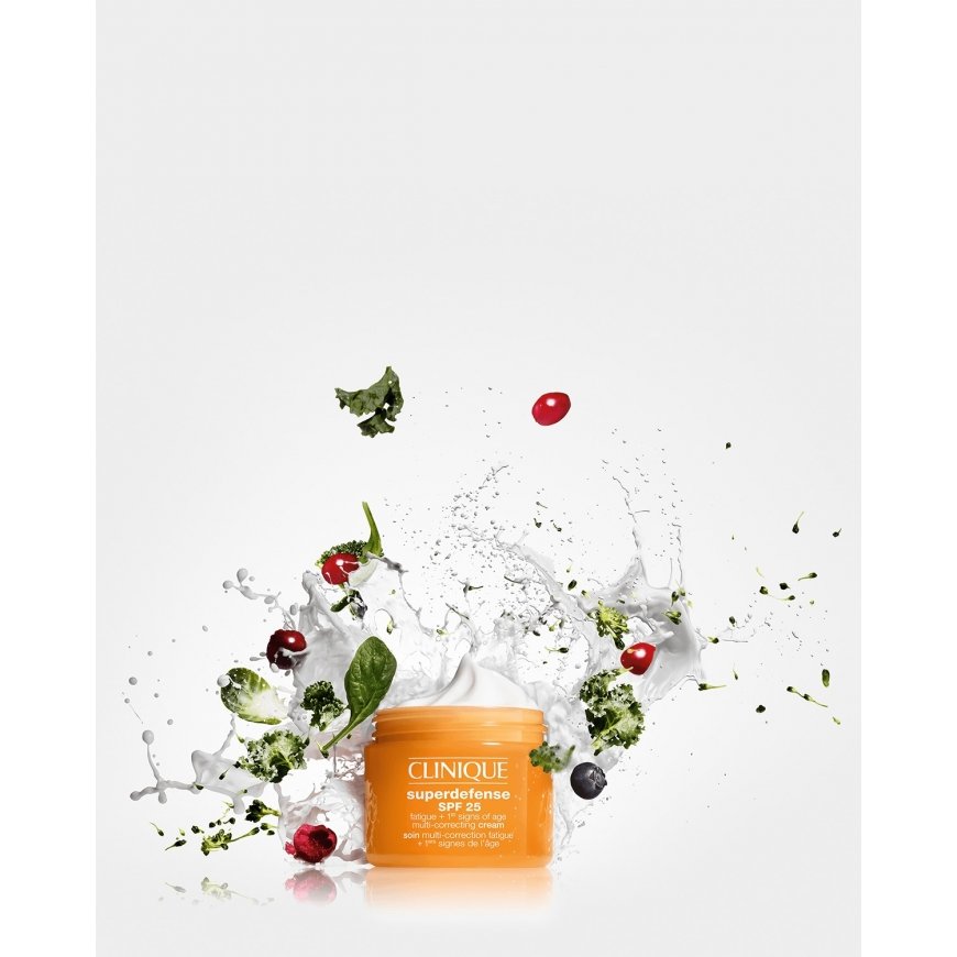 Clinique Superdefense Broad Spectrum SPF 25 Fatigue + 1st Signs Of Age Multi-Correcting Cream face m – 2