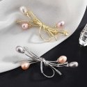 Troli Elegant zeltīta broša ar kristāliem un sintētiskām pērļu. Zelta Troli Elegant zeltīta broša ar kristāliem un sintētiskām pērļu. Zelta