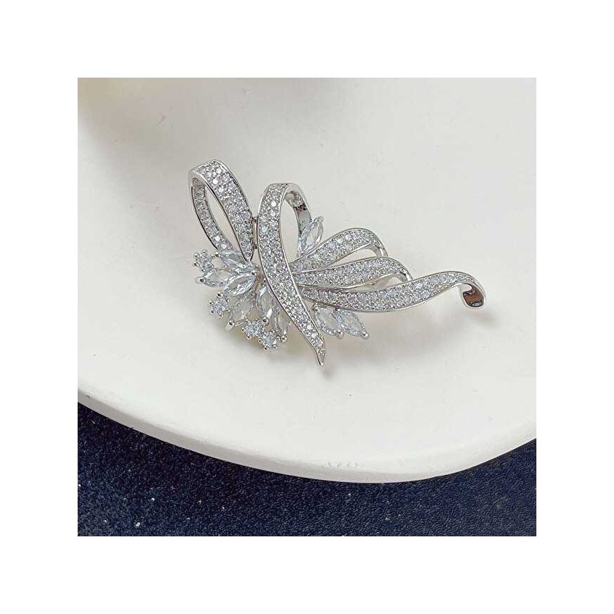 Shiny silver ribbon-shaped brooch – 3