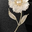 Troļļu piespraude ar pērli ziedā un rhinestones zeltā Troļļu piespraude ar pērli ziedā un rhinestones zeltā