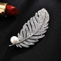 Trolley Plunksninė brooch with synthetic pearl, silver Trolley Plunksninė brooch with synthetic pearl, silver