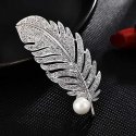 Trolley Plunksninė brooch with synthetic pearl, silver Trolley Plunksninė brooch with synthetic pearl, silver