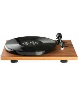 „Pro-Ject E1 BT“ -patefonin, jossa on integroitu esivahvistin ja AT3600L-neula, Bluetooth-lähetin, pähkinäpuu