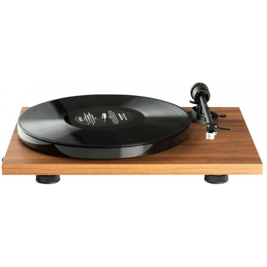 „Pro-Ject E1 BT“ patefonas koos integreeritud eelvõimendiga ja AT3600L nõelaga, „Bluetooth“ saatjaga, pähklipuu puidust