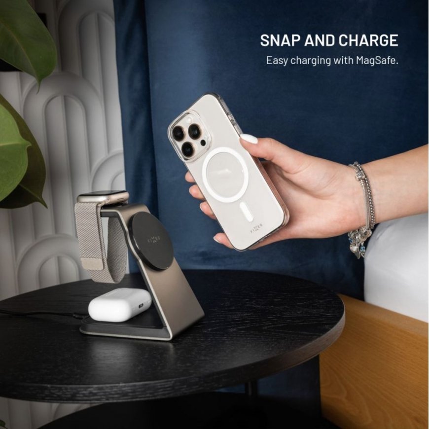 Fixed FIKSUOTAS "MagShell" back cover with MagSafe support, designed for Apple iPhone 17 Pro, transparent