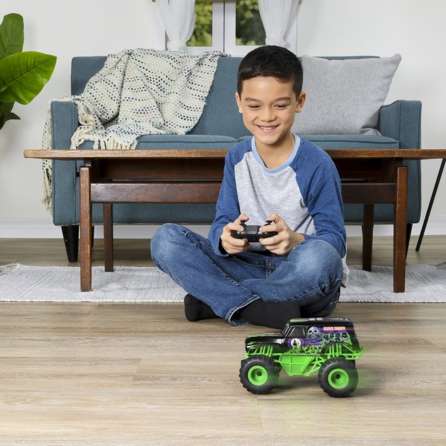 Monster Jam MJC RDC 1to24Scale GraveDigger UPCX GML – 2