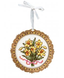 Beldizart Siuvinējums krustdūrienā uz koka pamatnes "Miniatūra. Narcisu pušķis" 8*8 cm SO-139
