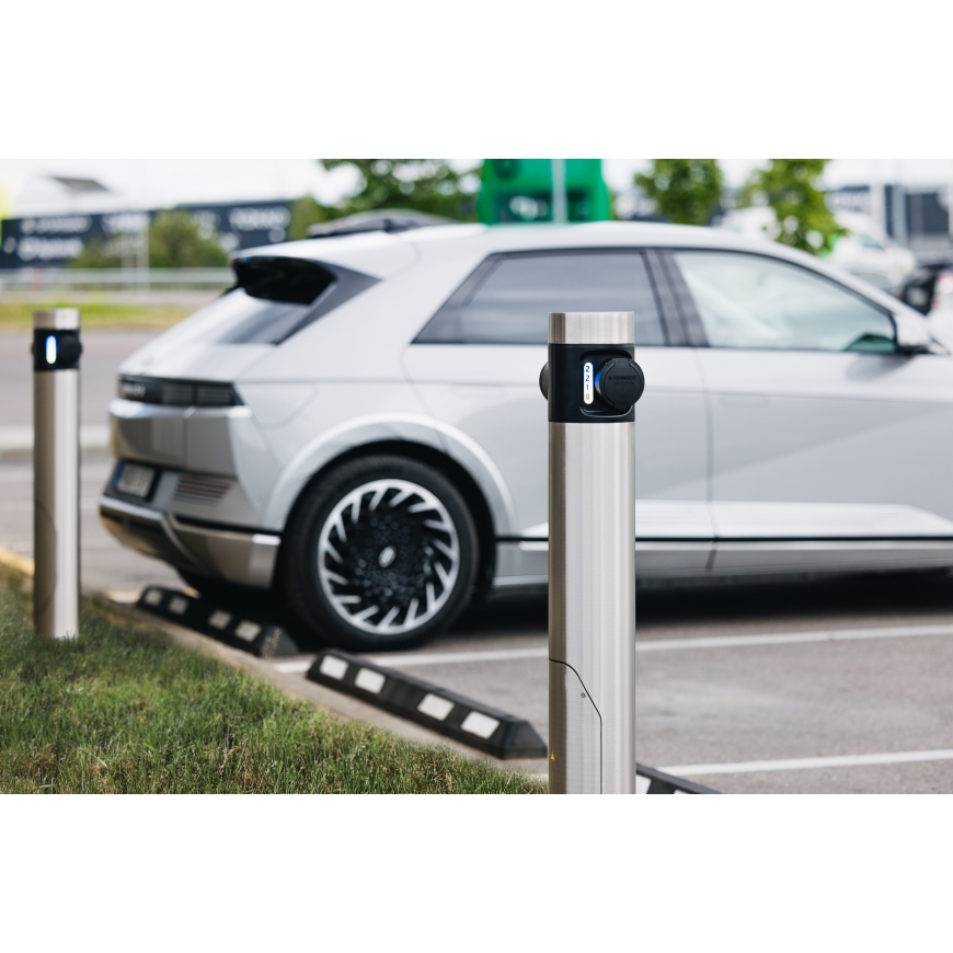 In balance Grid Charging Station 2x22kW, Socket, 4G LTE , RFID – 3