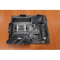 РАСПРОДАЖА. | MAG X670E TOMAHAWK WIFI | Семейство процессоров AMD | Разъем процессора AM5 | DDR5 | Количество SATA разъемов 4 | 
