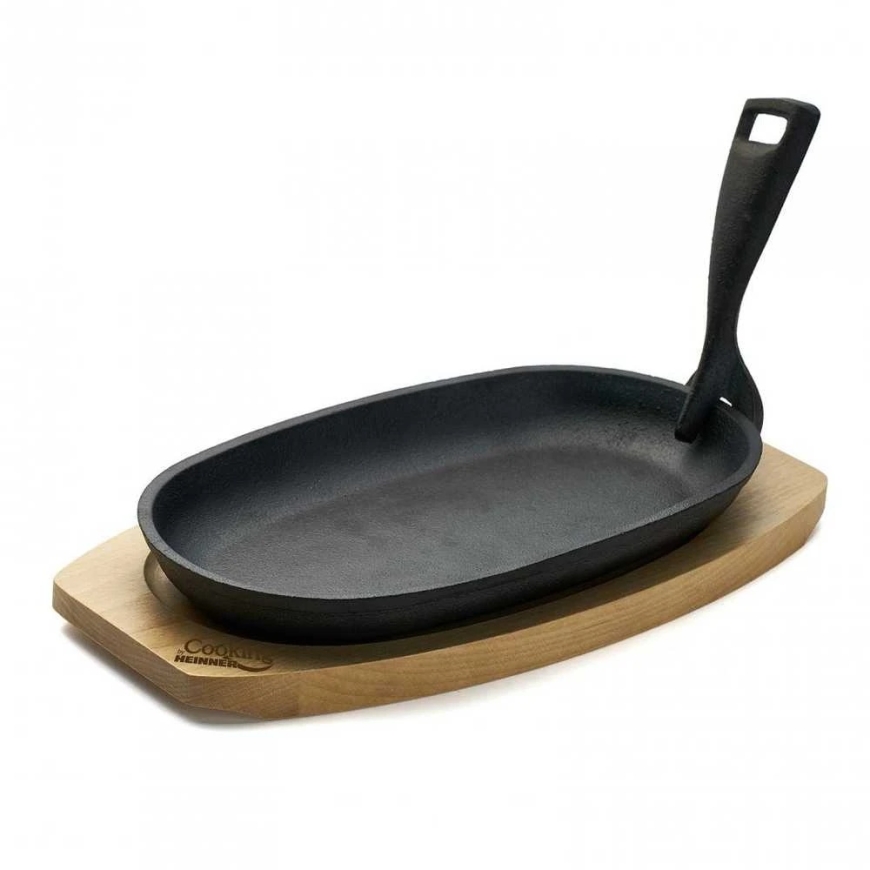 OVAALNE SERVIIRITELLER, 24X14 CM, PUHAST METALLIST RAUD, EEMALDATAVATE KÄEPIDEMETE JA PUITPÕHJAGA, "COOKING BY HEINNER" – 3