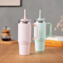 Bodum terminis puodelis su šiaudeliu ir rankena Travel Mug 1.2 l Strawberries Bodum terminis puodelis su šiaudeliu ir rankena Travel Mug 1.2 l Strawberries
