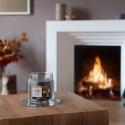 Yankee Candle Crackling Embers vaska svece cilindrā no koka pelēkā krāsā 1 gab. Yankee Candle Crackling Embers vaska svece cilindrā no koka pelēkā krāsā 1 gab.