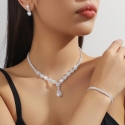 Troli Elegantsete kristallidega ehtekomplekt (kaelakee, kõrvarõngad) Troli Elegantsete kristallidega ehtekomplekt (kaelakee, kõrvarõngad)