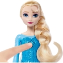 Mattel-nukke Elsa Disney Frozen -elokuvasta valoilla Mattel-nukke Elsa Disney Frozen -elokuvasta valoilla