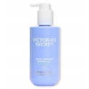 Victoria Secrets Victoria's Secret Zils Jazmīns un Ūdens Lelijas Mitrinošais un Mīkstinošais Ikdienas Ķermeņa Losjons, 296 ml