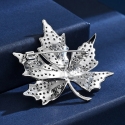 Hõbeva Maple Leaf bros koos selgete kristallidega