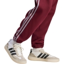 adidas Essentials 3-Stripes Fleecetaskut kapeat hihnat miehille Bordeaux-värissä KY4134 (XL) adidas Essentials 3-Stripes Fleecetaskut kapeat hihnat miehille Bordeaux-värissä KY4134 (XL)