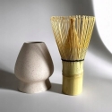 „Brown House & Tea“ – „Matcha Chasen“ stovas – smėlio spalvos „Brown House & Tea“ – „Matcha Chasen“ stovas – smėlio spalvos