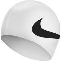 Nike Os Big Swoosh plaukimo kepuraitė balta NESS8163-100 Nike Os Big Swoosh plaukimo kepuraitė balta NESS8163-100