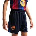 Nike FC Barcelona 2026/27 Stadium Home -shortsit lapsille tummansininen II1719 498 (XS) Nike FC Barcelona 2026/27 Stadium Home -shortsit lapsille tummansininen II1719 498 (XS)