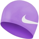 Плавательная шапочка Nike Big Swoosh фиолетовая NESS8163-569 Плавательная шапочка Nike Big Swoosh фиолетовая NESS8163-569
