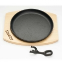 Ümmargune serveerimisplaat, 22 cm, puhtast malmist, eemaldatava käepideme ja puidust alusega, "Cooking by Heinner" Ümmargune serveerimisplaat, 22 cm, puhtast malmist, eemaldatava käepideme ja puidust alusega, "Cooking by Heinner"