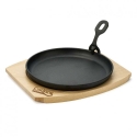 Ümmargune serveerimisplaat, 22 cm, puhtast malmist, eemaldatava käepideme ja puidust alusega, "Cooking by Heinner" Ümmargune serveerimisplaat, 22 cm, puhtast malmist, eemaldatava käepideme ja puidust alusega, "Cooking by Heinner"