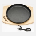 Apvali serviravimo lėkštė, 22 cm, gryno ketaus, su nuimama rankena ir mediniu pagrindu, „Cooking by Heinner“ Apvali serviravimo lėkštė, 22 cm, gryno ketaus, su nuimama rankena ir mediniu pagrindu, „Cooking by Heinner“