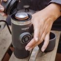Gertuvė WACACO NANOPRESSO CHILL Baltas rankinis maltos kavos aparatas su dėklu, balta Gertuvė WACACO NANOPRESSO CHILL Baltas rankinis maltos kavos aparatas su dėklu, balta