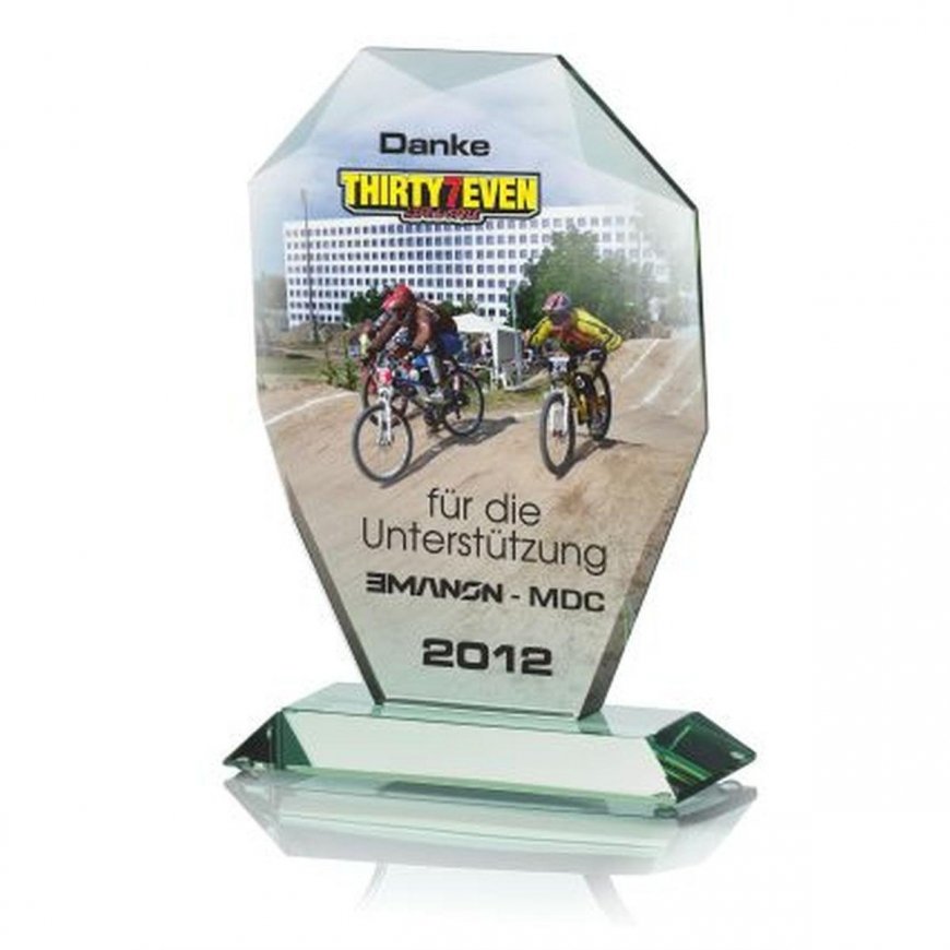Tryumf LuxorJet colored glass trophy with bag