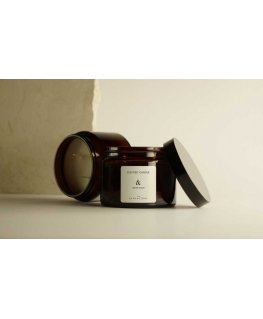 The Olphactory Aromatinė žvakė “&“ (kedro ir ūdo kvapo), 360 g